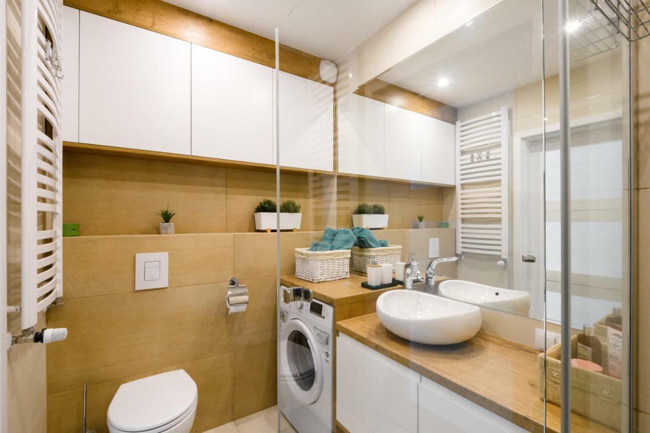 M&R Apartament Airport&Business Deluxe Cybernetyki 17 - Underground Garage - Free Wifi - Netflix - Air Conditioning - Self Check-In, Close By Chopin Airport Варшава Екстериор снимка