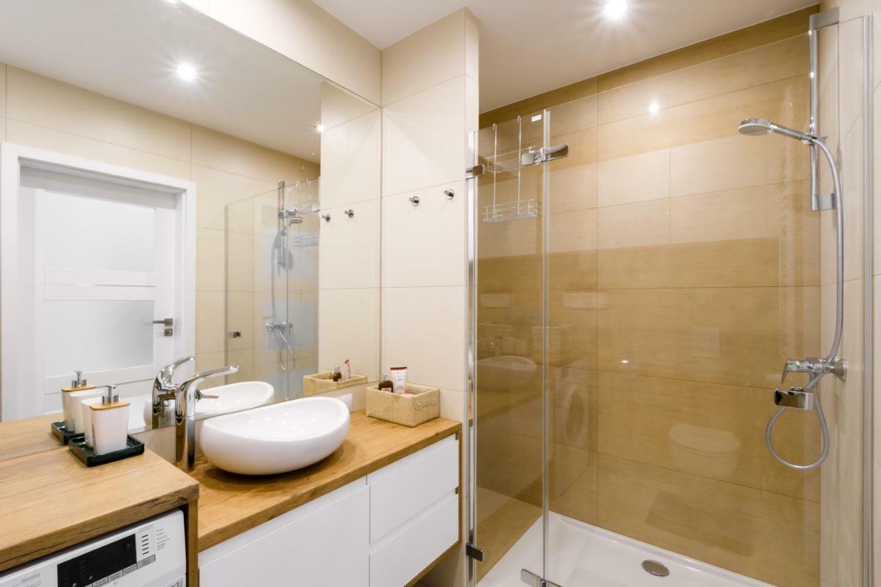 M&R Apartament Airport&Business Deluxe Cybernetyki 17 - Underground Garage - Free Wifi - Netflix - Air Conditioning - Self Check-In, Close By Chopin Airport Варшава Екстериор снимка