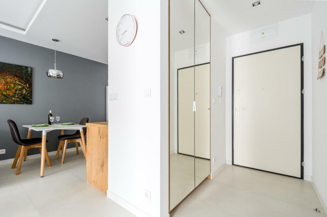 M&R Apartament Airport&Business Deluxe Cybernetyki 17 - Underground Garage - Free Wifi - Netflix - Air Conditioning - Self Check-In, Close By Chopin Airport Варшава Екстериор снимка