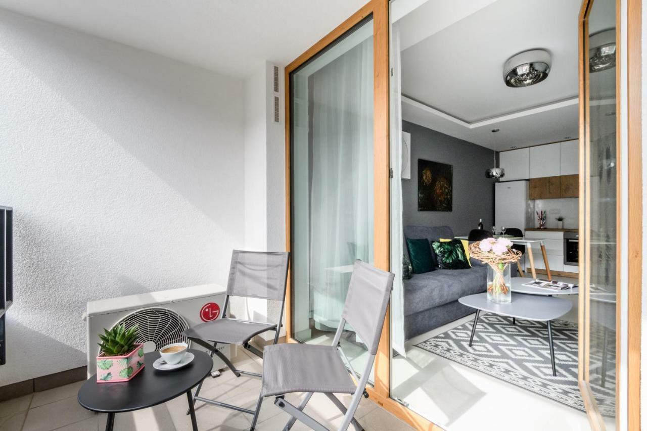 M&R Apartament Airport&Business Deluxe Cybernetyki 17 - Underground Garage - Free Wifi - Netflix - Air Conditioning - Self Check-In, Close By Chopin Airport Варшава Екстериор снимка