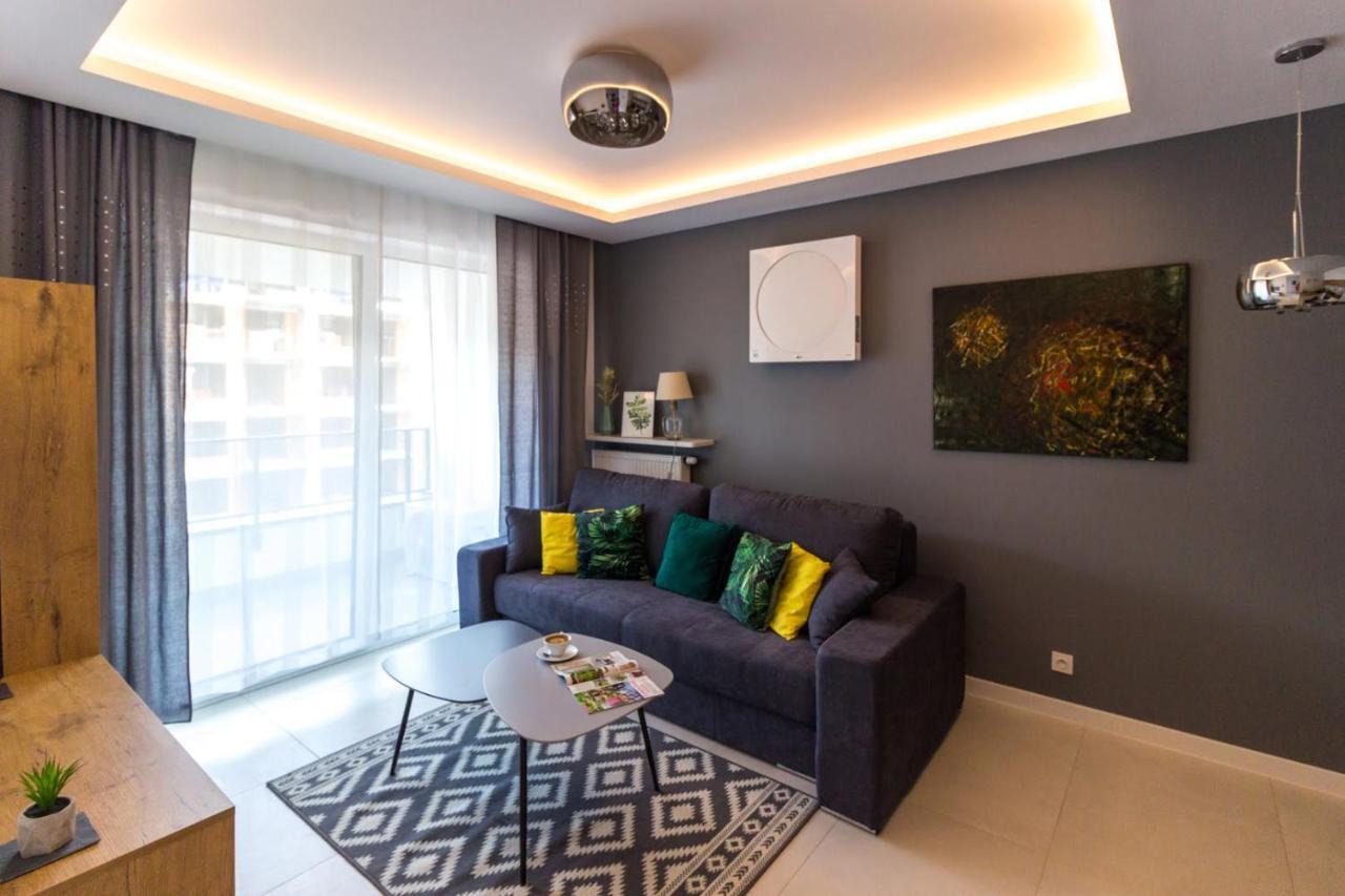 M&R Apartament Airport&Business Deluxe Cybernetyki 17 - Underground Garage - Free Wifi - Netflix - Air Conditioning - Self Check-In, Close By Chopin Airport Варшава Екстериор снимка